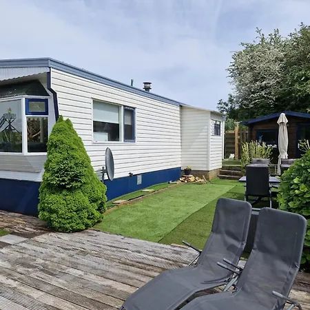 Cosy With Garden, Cleaning Included Holiday home *